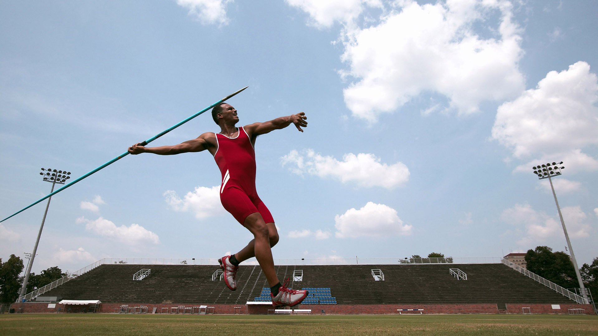 开云·体育官网APP下载-_蓝色海域滑翔：在海浪中自由飞翔_，蓝色的海域