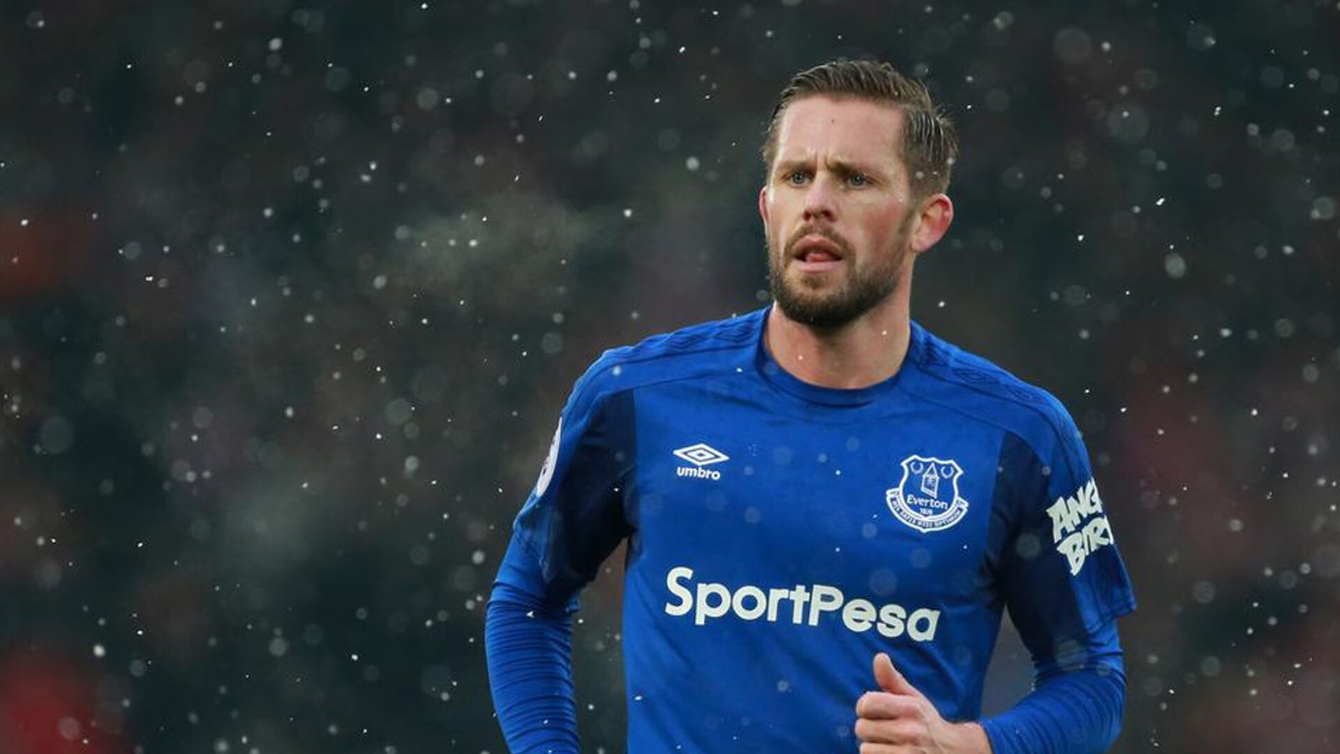 “青少年运动员接受专业体能训练，提升整体素质”，青少年体育运动员